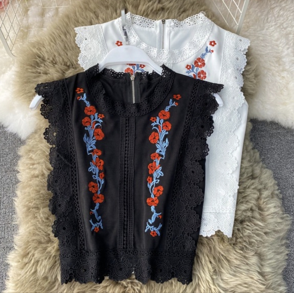 🍋 Embroidered crop top SMALL!
